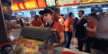 ماكدونالدز تعيد إفتتاح المطاعم في روسيا بإسم جديد