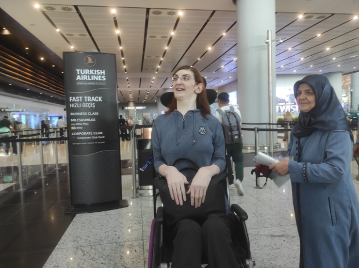 نقل "أطول امرأة في العالم" إلى الولايات المتحدة عبر الخطوط التركية