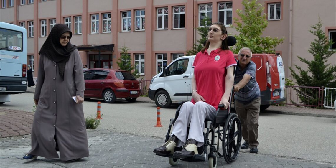 نقل "أطول امرأة في العالم" إلى الولايات المتحدة عبر الخطوط التركية