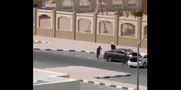 كويتي يضرب زوجته في الشارع ويحطم سيارتها