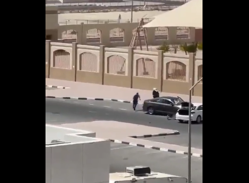 كويتي يضرب زوجته في الشارع ويحطم سيارتها