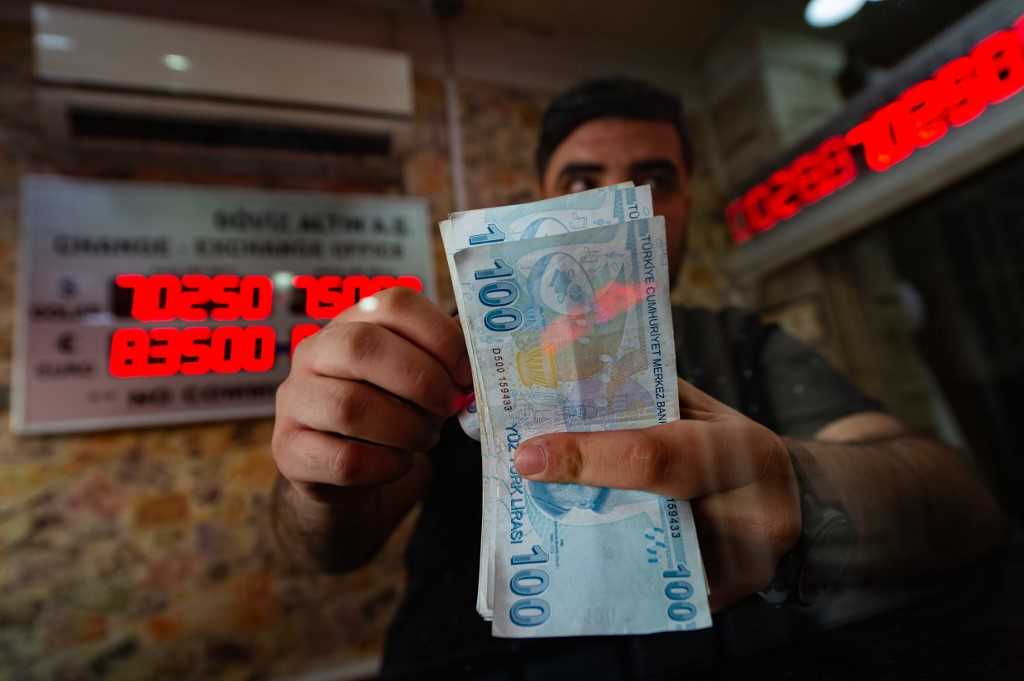 عاجل: الليرة التركية تنخفض واليورو يتحسن