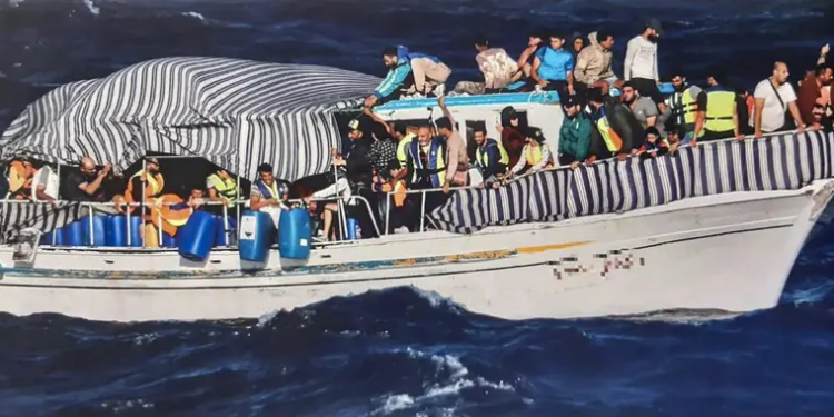 مصرع 16 شخص بغرق سفينة في بحر إيجة