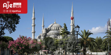 صور.. طوابير أمام جامع السلطان أحمد بإسطنبول للسياحة