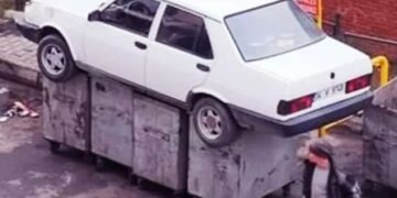 بالفيديو: ترند اليوم.. السيارة في القمامة ما قصتها؟