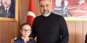 طفلة تركية تصرف مدخراتها لأجل المتضررين من الزلزال