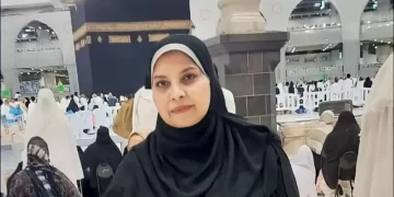 مصري يعنى زوجته توفت في مكة
