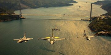 المقاتلات التركية بسماء اسطنبول