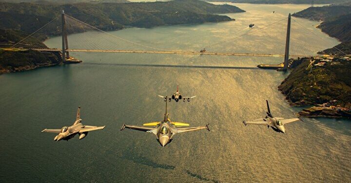 المقاتلات التركية بسماء اسطنبول