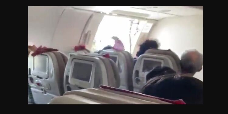 فيديو لراكب يفتح باب طائرة كورية