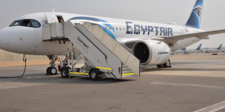 انفجار إطار طائرة مصر للطيران بجدة