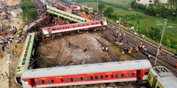 ارتفاع وفيات قطار الهند لـ 300 شخص