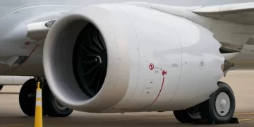 محرك طائرة يبتلع عاملاً في مطار تكساس