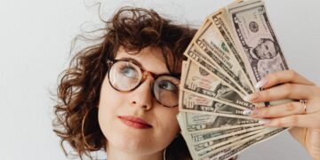 اعطاء النقود للسيدات يقلل فرص وفاتهم