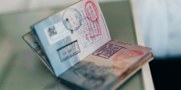 السعودية تقرر إلغاء ورقة التأشيرات اللاصقة على الجوازات لدول معينة