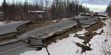 تحذيرات جادة من تسونامي بعد زلزال الاسكا