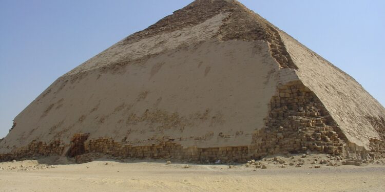 هل سقطت احجار الهرم المنحني في مصر