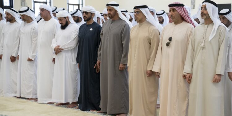 رئيس الإمارات يؤدي صلاة الجنازة على روح أخيه