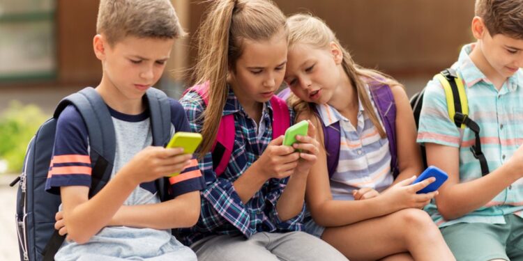 هل سيكون هناك حظر عالمي للهواتف في المدارس