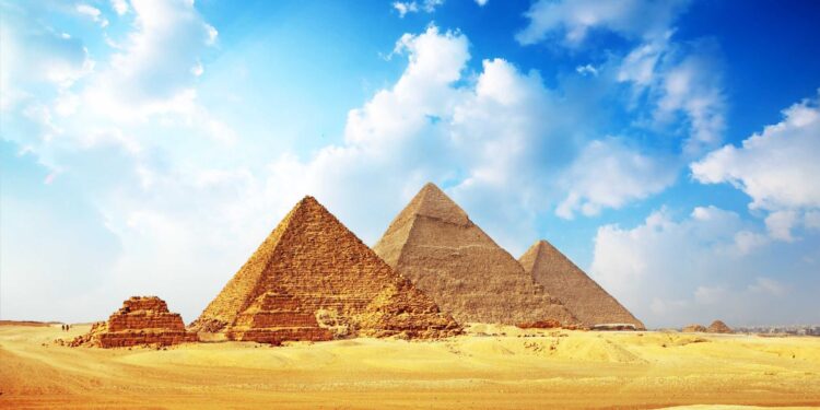 هل تعرف كم عمر الأهرامات المصرية!