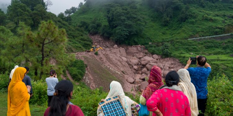 انهيارات في جبال الهملايا تتسبب بمقتل 41 شخص