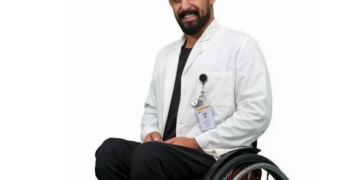 دكتور سعودي يعالج المرضى من على كرسيه المتحرك