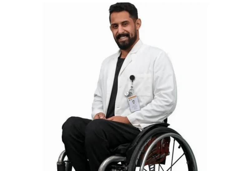 دكتور سعودي يعالج المرضى من على كرسيه المتحرك