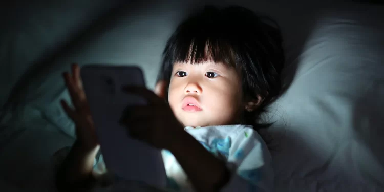 الصين تتخذ قراراً صارماً بشأن الإنترنت للأطفال
