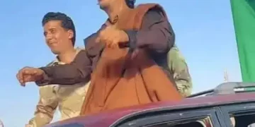 بالفيديو: "يخلق من الشبه 40" شبيه القذافي يتجول في شوارع ليبيا