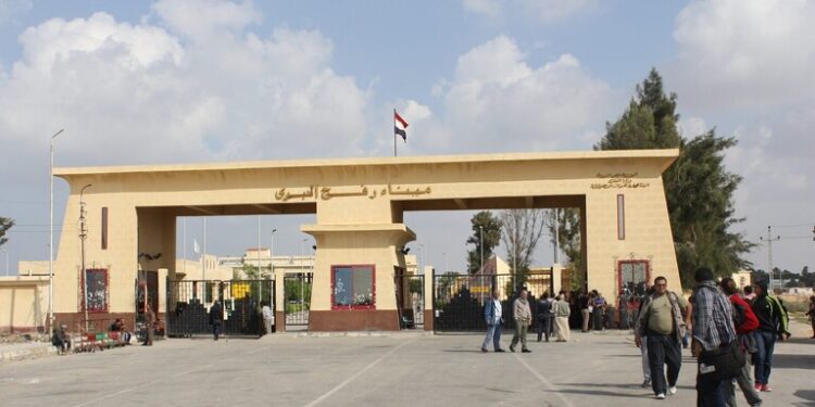 موعد فتح معبر رفح والطيران الإسرائيلي يقصف 5 مخابز رئيسية بغزة