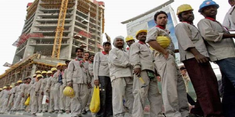 السعودية تصدر قرارًا صارمًا بشأن تشغيل العمال في المنازل