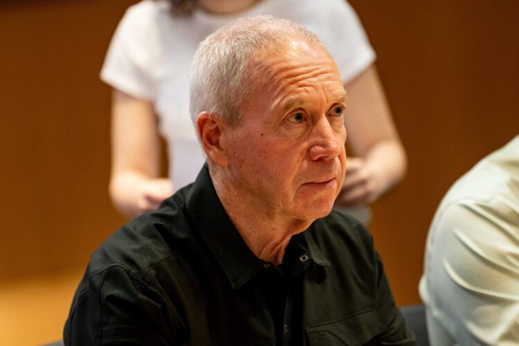 وزير الدفاع الإسرائيلي يقول بأن الحرب مستمرة ورئيس الأركان يقول "فشلنا"