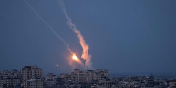 عاجل: تل أبيب تحت الصواريخ ومسؤول اسرئيلي يقول سنحتل غزة