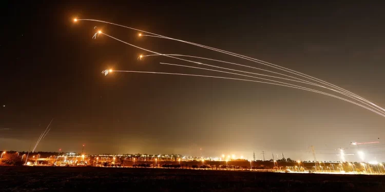 رشقات صاروخية واشتباكات عنيفة في اليوم الـ 102 للحرب على غزة