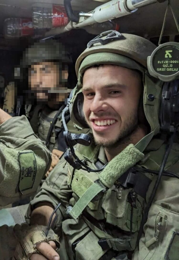 جندي إسرائيلي يخطف طفلة من قطاع غزة