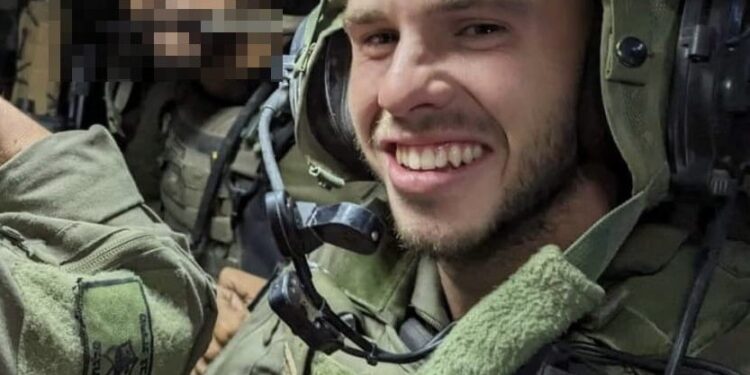 جندي إسرائيلي يخطف طفلة من قطاع غزة