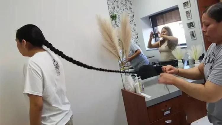 مراهق أمريكي يحصد لقب صاحب أطول شعر في العالم