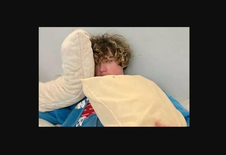 شاب لم يغمض عينيه 12 يومًا