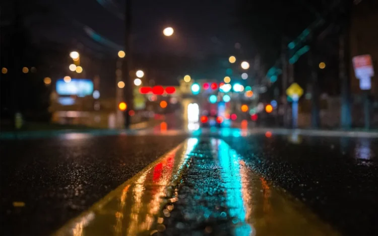 فتاة ترقص وسط شارع في عمّان وتغلق الطريق
